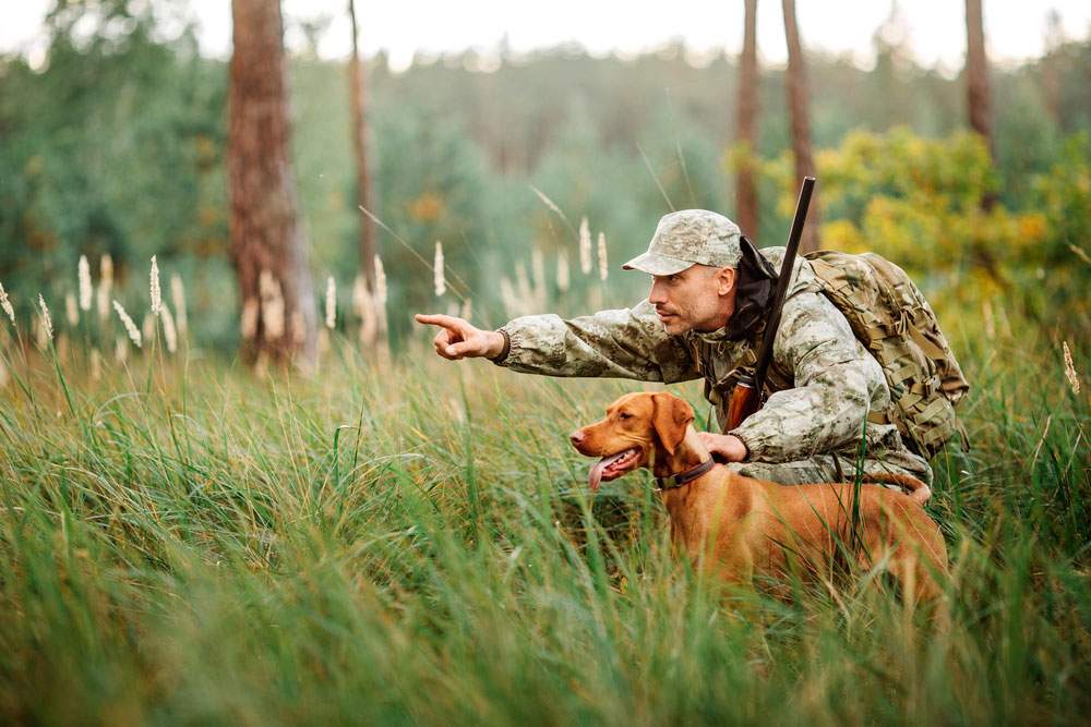 Cazador con su perro de caza