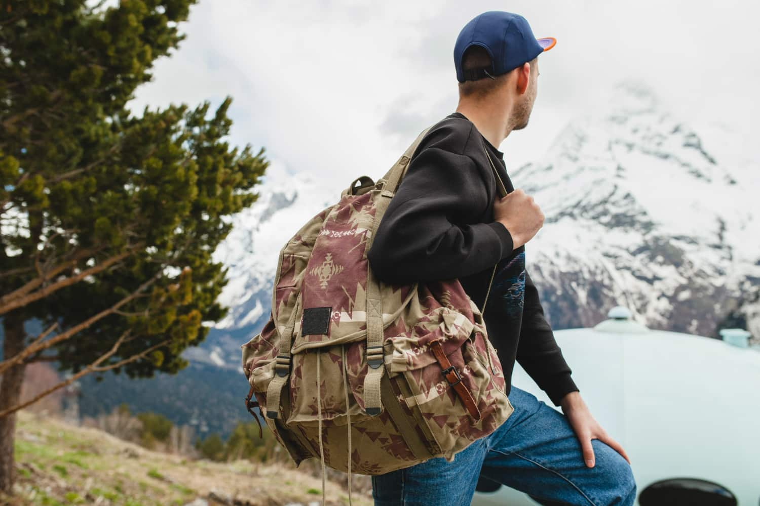 Hombre con mochila para caza